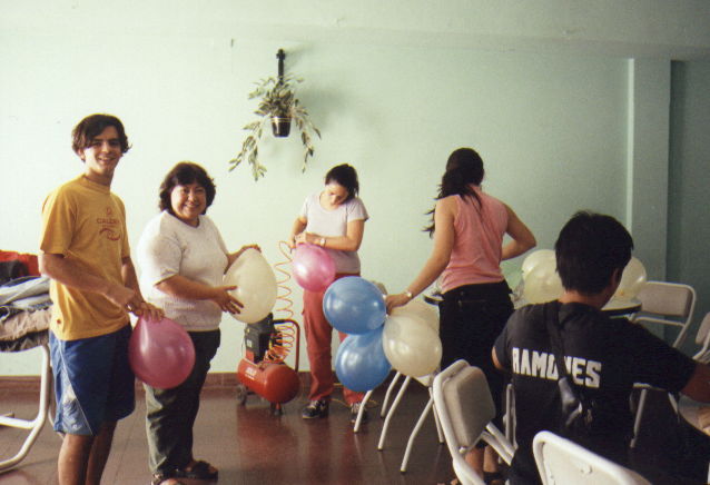 Inflando los globos.